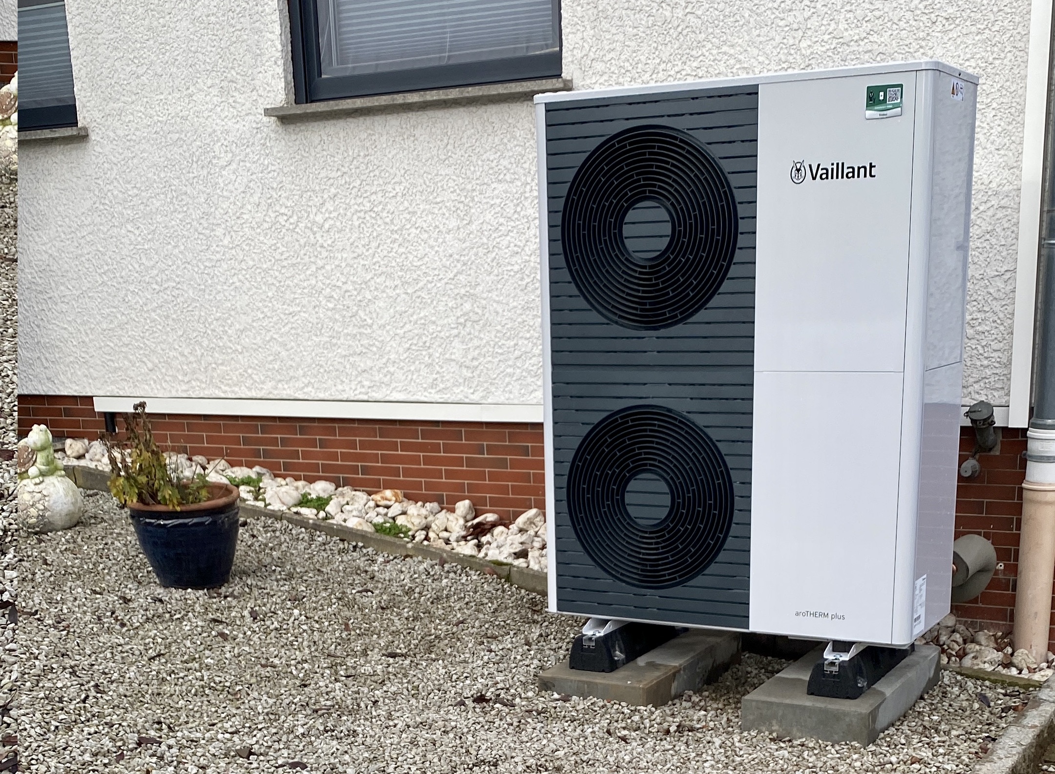 Vaillant Wärmepumpen-Außengerät an einem Altbau montiert