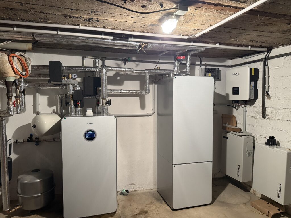 Heizungsraum mit Wärmepumpe und Pufferspeicher von Bosch