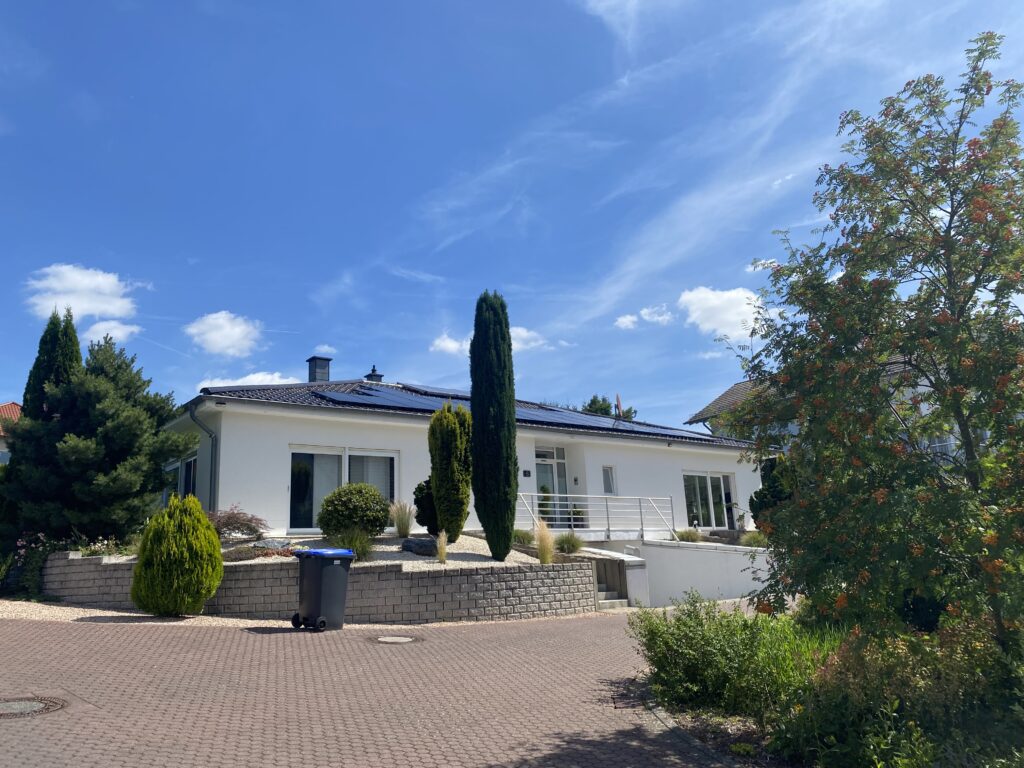 Einfamilienhaus mit Photovoltaikanlage auf dem Dach im Saarland