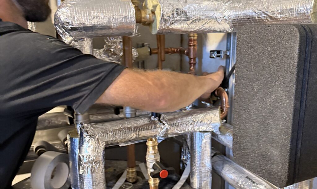 Techniker bei der Installation einer Bosch Heizungsanlage