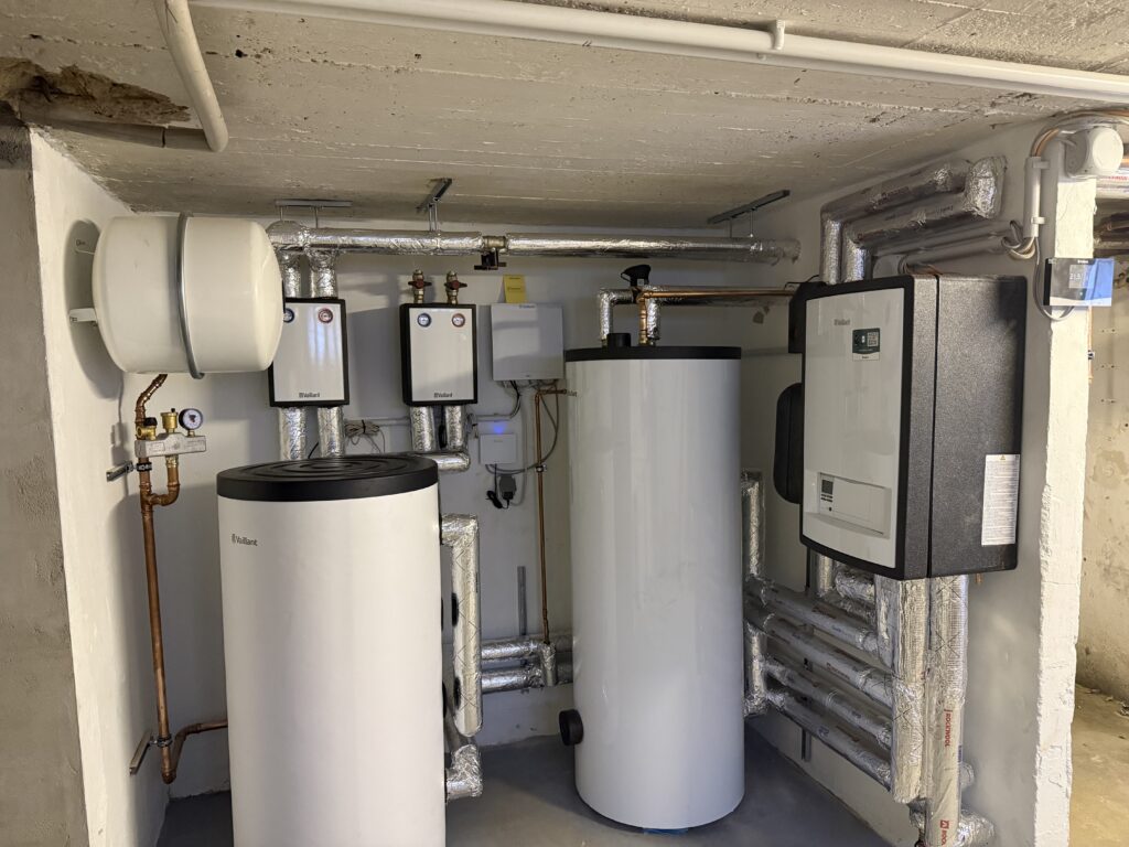 Heizungsraum mit installierter Vaillant Wärmepumpe und Warmwasserspeicher