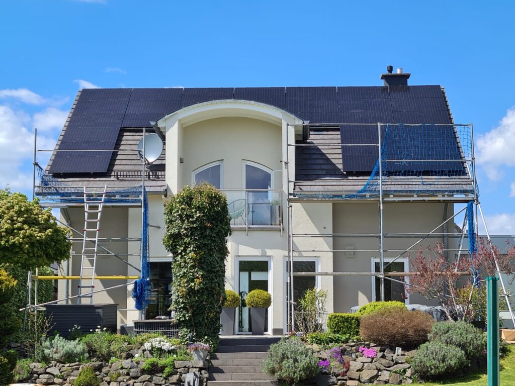 Einfamilienhaus mit Photovoltaikanlage auf dem Dach