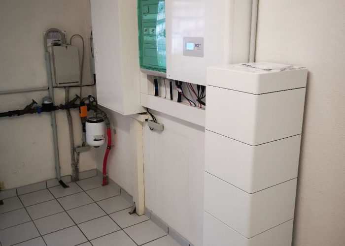 RCT Stromspeicher in einem Technikraum installiert